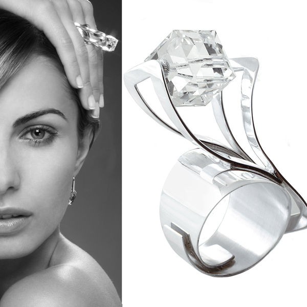 Tres Belle Bague Originale En Cristal De Swarovski Et Argent Massif