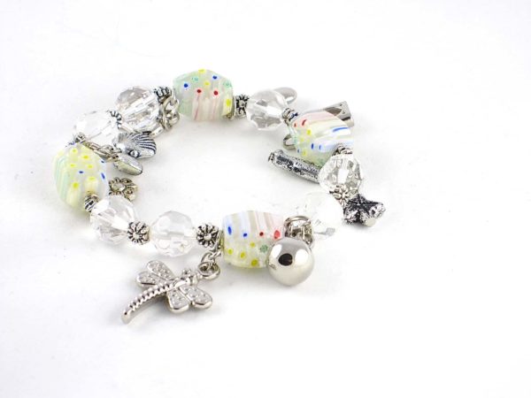 bracelet perles et breloques blanc et argent