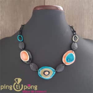 Bijou artisanal : collier en métal émaillé de Pingtipong