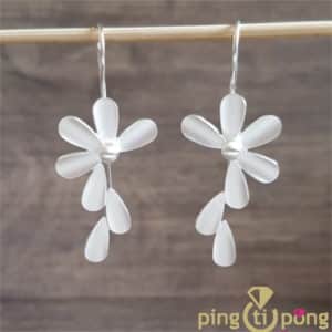 Bijoux artisanaux : Boucles fleurs en argent brossé 925 de KELIM Design