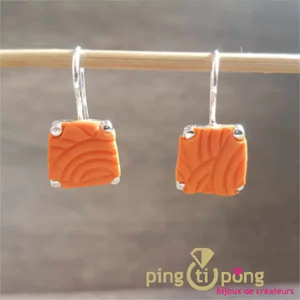 Bijoux originaux : Boucles trapèze argent et fimo orange de PASTACUITA