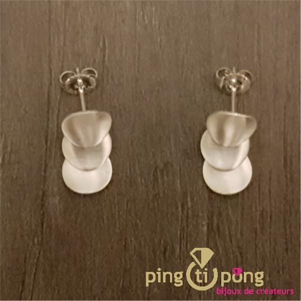 Boucles d'oreilles pendantes 3 pétales du créateur Kelim Design en argent brossé-0