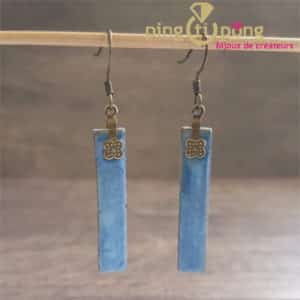 Bijoux originaux : Boucles en céramique émaillée bleu métal de C. ALLOING