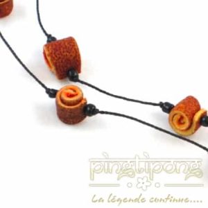 détail d'un collier en peau d'orange et coton couleur orange