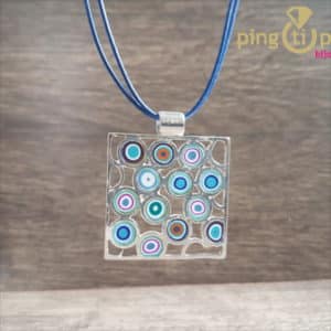 Bijou de créateur : Collier motif vintage en argent et résine bleu de PASTACUITA