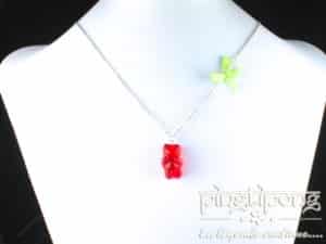 bijoux gourmands, collier fantaisie avec un ourson gélifié rouge.