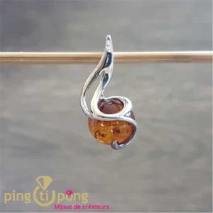 Bijou original : Pendentif en argent 925 et ambre cognac de BALTICAMBRE