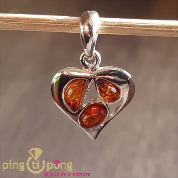 Coeur en ambre et argent à porter en pendentif