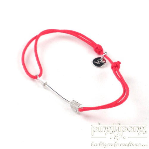 Bracelet rouge en fil de coton et argent de L'AVARE, petite flèche en argent massif rhodié.
