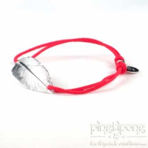 Bracelet rouge en fil de coton et argent de L'AVARE, plume en argent massif rhodié.