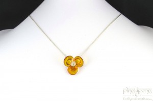collier en ambre et argent fleur à 3 pétales ciselée de marque Balticambre