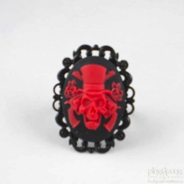 Bague camée tête de mort avec chapeau haut de forme rouge et révolver