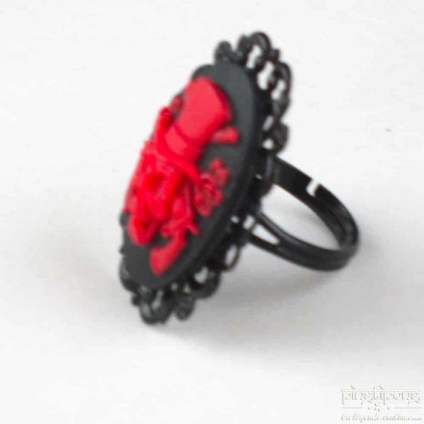 Bague camée tête de mort avec chapeau haut de forme rouge et révolver