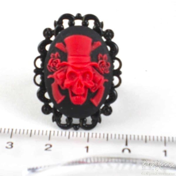 Bague camée tête de mort avec chapeau haut de forme rouge et révolver