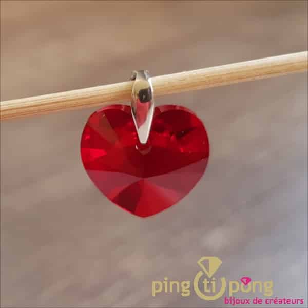 Pendentif coeur bombé en cristal à facettes rouge foncé et alliage