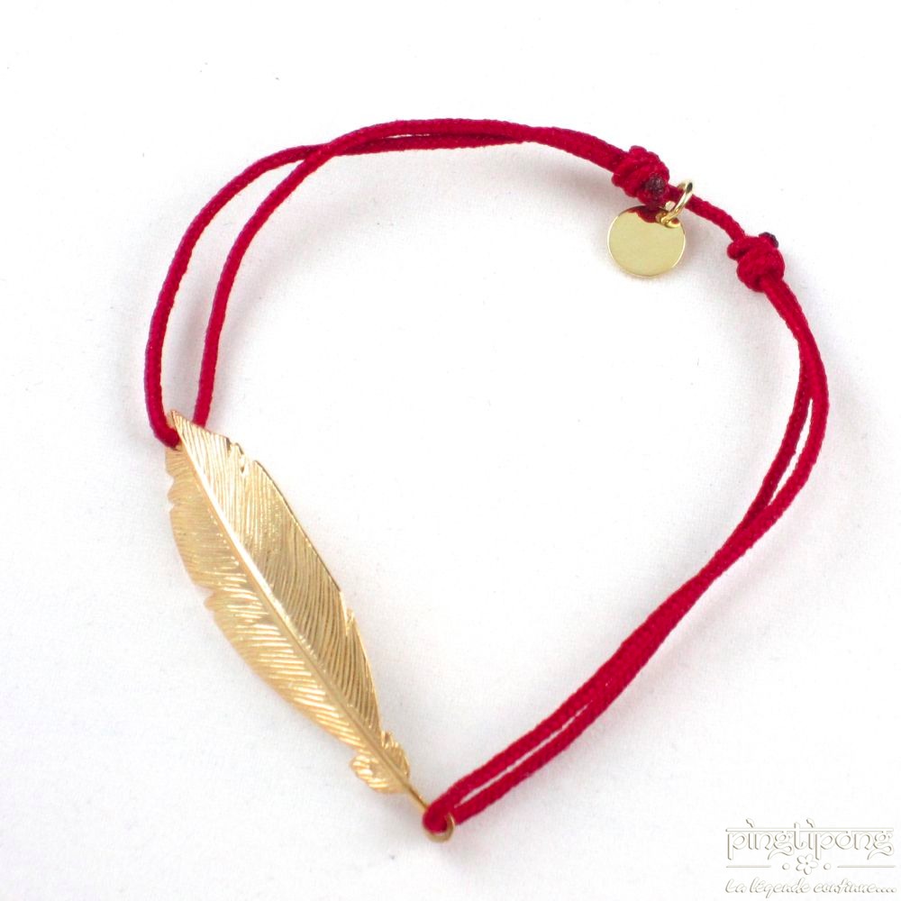 Bracelet en forme de plume en argent plaqué or et fil de coton rouge