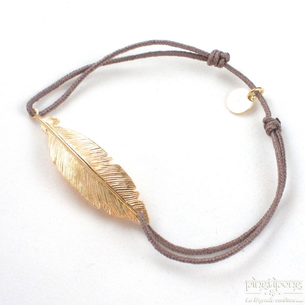 Bracelet en forme de plume en argent plaqué or et fil de coton taupe
