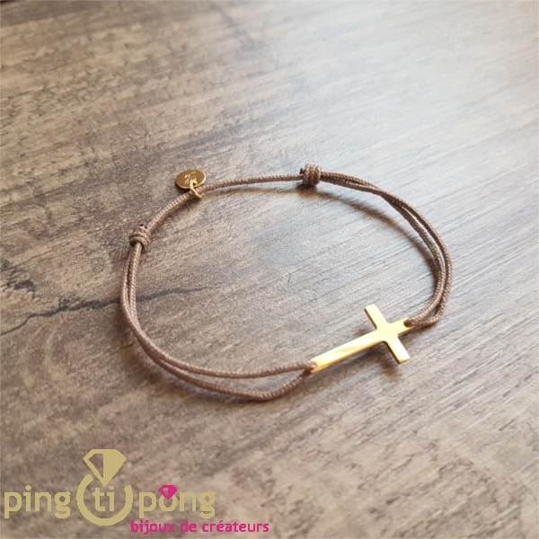bracelet croix en vermeil de L by L'AVARE bijoux avec fil de coton taupe