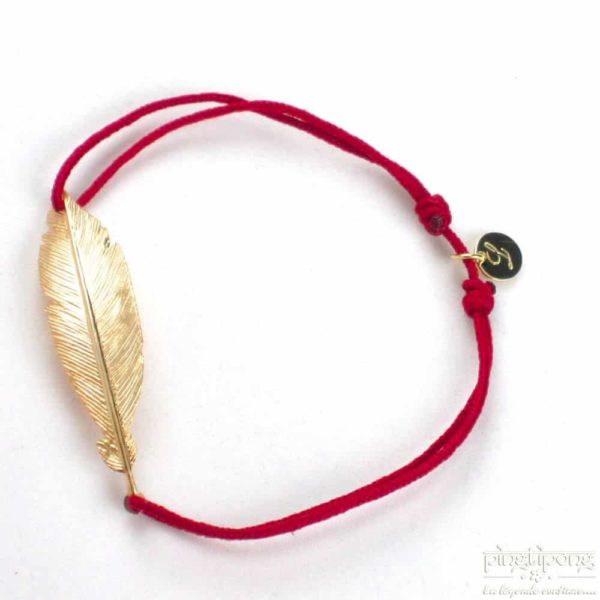 Bracelet L'AVARE bijoux en forme de plume en argent plaqué or et fil de coton rouge
