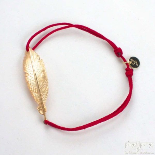 Bracelet L'AVARE bijou en forme de plume en argent plaqué or et fil de coton rouge