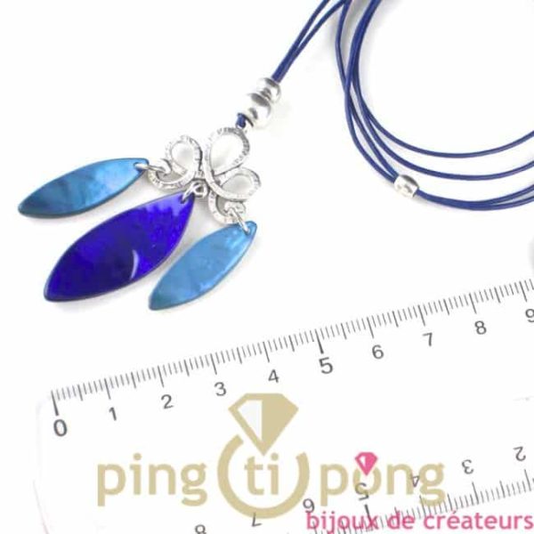 collier en nacre bleu forme pétale de la petite sardine bijou en nacre