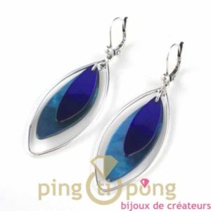 bijoux en nacre-boucles d'oreilles en nacre bleu clair et bleu foncé de La petite Sardine forme pétale