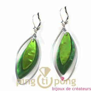 bijoux en nacre-boucles d'oreilles en nacre verte claire et verte foncée de La petite Sardine forme pétale