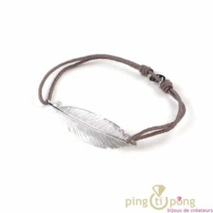 Bijou en argent, plume avec bracelet en coton couleur taupe