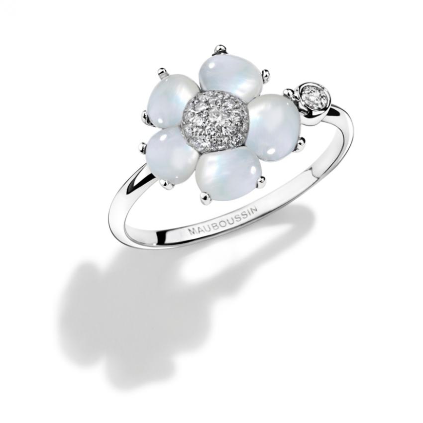 Bijoux Mauboussin : Bague éternité- tendresse en nacre blanche, or blanc et diamant