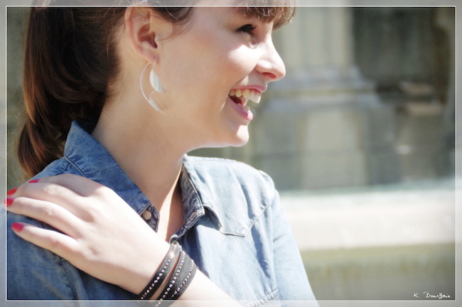Marie du blog PicAmour porte des boucles d'oreilles Kelim Design et un bracelet SPARK - boutique Pingtipong