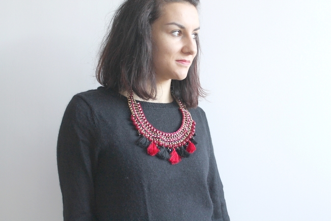 Collier fantaisie sur un haut noir