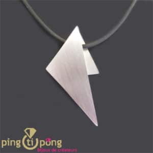 Motif collier triangle en argent et silicone noir de KELIM Design