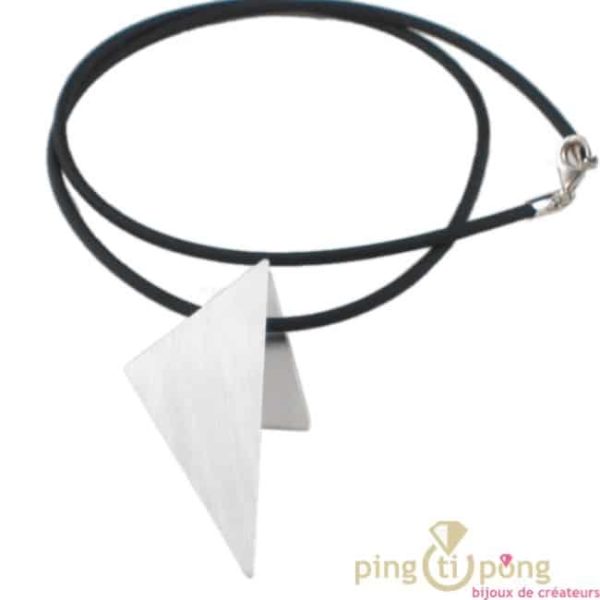 collier en argent original forme triangle et silicone de Kelim Design