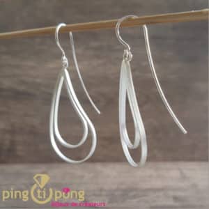 Bijoux en argent : Boucles lanières en argent brossé de KELIM Design