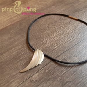 Collier "aile" en argent brossé de KELIM