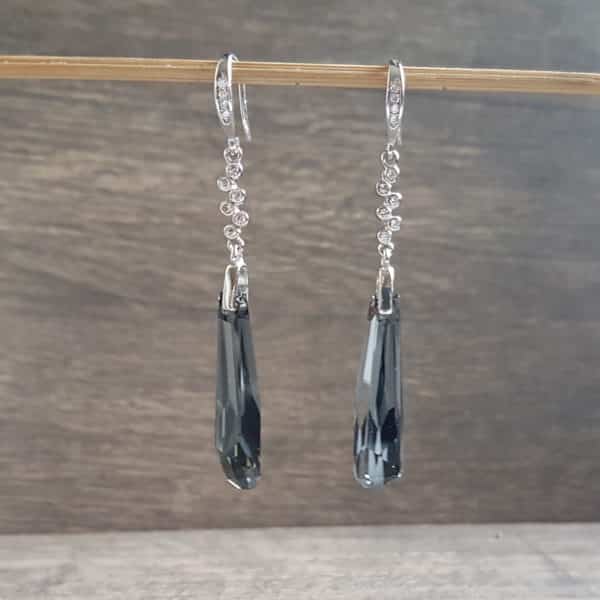 BIjoux originaux : Boucles en argent rhodié et stalactites en cristaux de Swarovski gris de SPARK