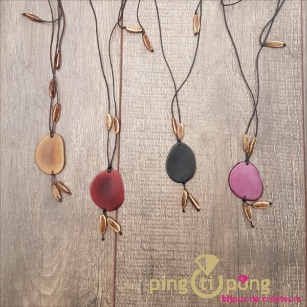 Sautoir en noix de tagua rouge