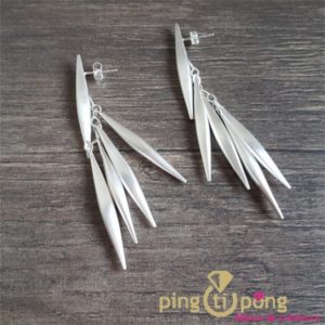 Bijoux en argent : Boucles aiguilles de Kelim Design en argent brossé