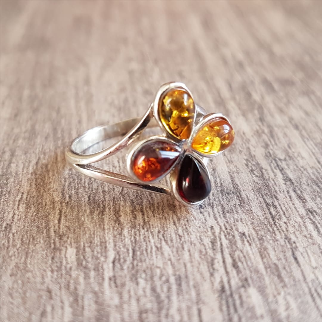 Très jolie bague en ambre de 4 couleurs en forme de fleur