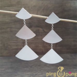 Bijoux en argent : Boucles sapin en argent brossé de KELIM Design