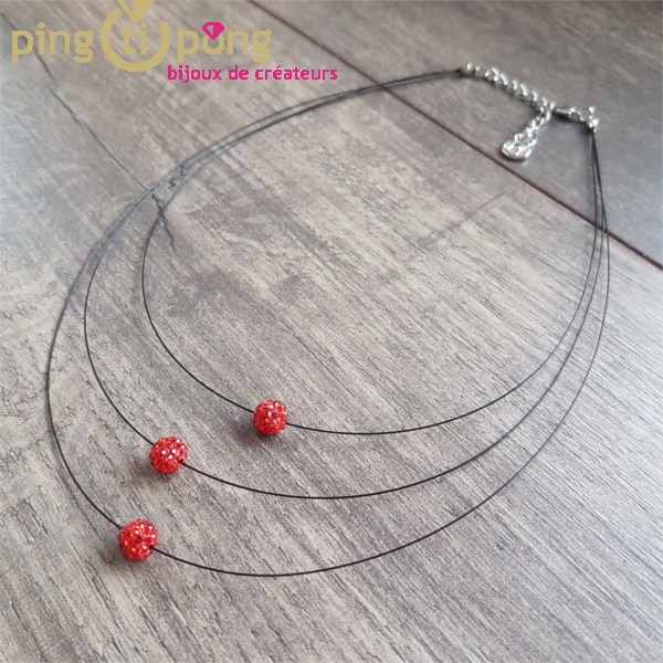 Bijou fantaisie : collier trois brins et perles strass rouges de Pingtipong
