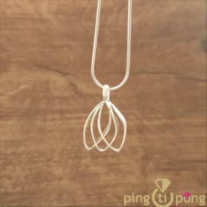 Bijou original : Collier en argent brossé forme crocus de KELIM DEsign