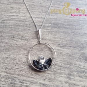 Bijou original : Collier en argent rhodié et fleur de lotus en cristal noir de SPARK