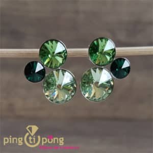 Bijoux artisanaux : Boucles en argent rhodié et cristaux verts de SPARK