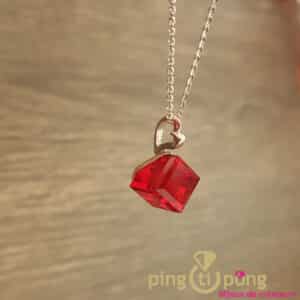 Bijou original : Collier cube rouge intense en argent de SPARK