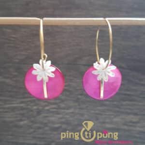 Bijoux originaux : Boucles fleurs roses en nacre et or