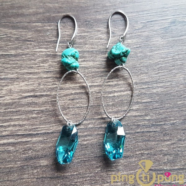 Handcrafted jewelry : Silver and turquoise crystal earrings by SPARK