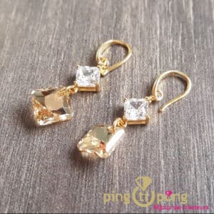 Bijoux artisanaux : boucles d'oreilles carrés en or et Swarovski